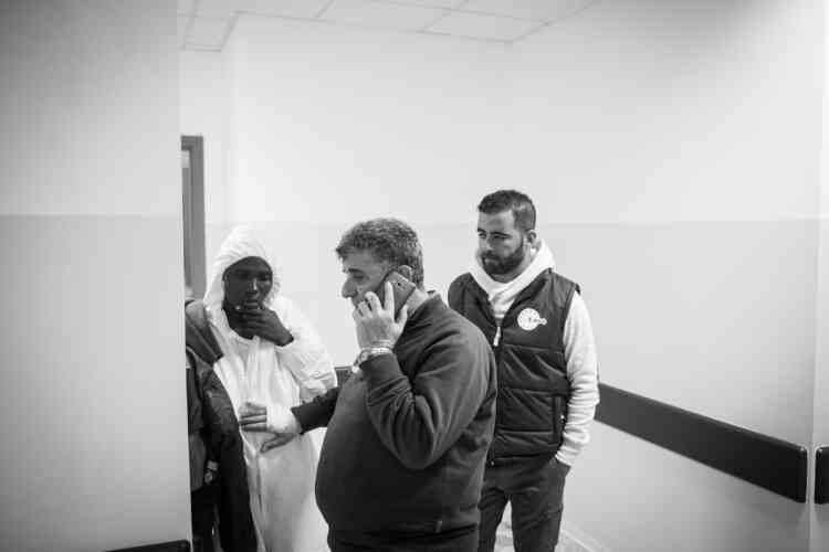 Le docteur Pietro Bartolo, directeur de l’hôpital de Lampedusa et gynécologue, prend en charge une Ivoirienne de 32 ans tout juste arrivée sur l’île à huit mois de grossesse.