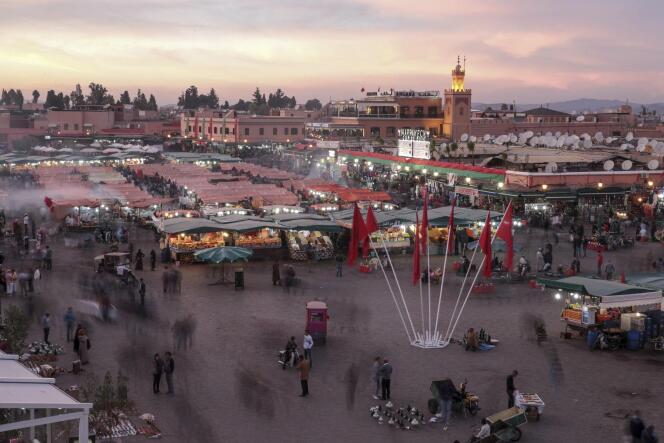 Une photo longue exposition de la place Jemaa Al-Fnaa pendant un marché, à Marrakech, au Maroc, le 11 novembre 2016.