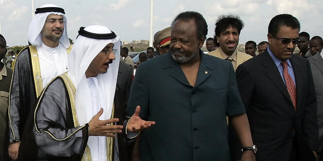 Le président djiboutien, Ismaël Omar Guelleh (à droite) et le PDG de l’opérateur portuaire DP World, Sultan Ahmed Bin Sulayem, en 2006, à Djibouti.