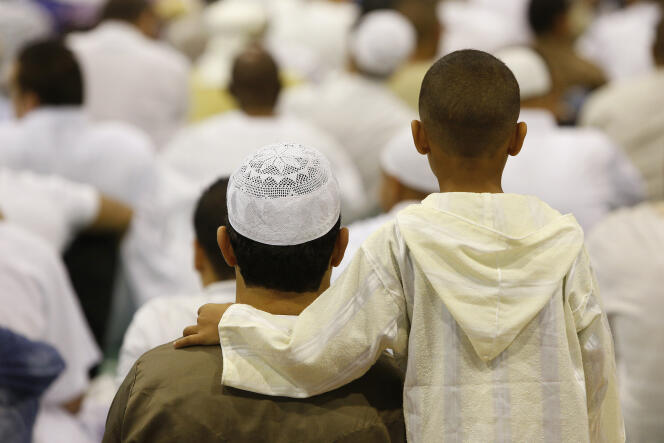 Des musulmans prient pour l’aïd el-Kébir, qui marque la fin du ramadan, à Marseille, le 8 août 2013.