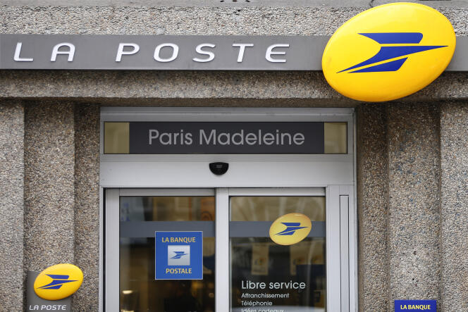 Le logo de La Poste sur un bureau de poste, en 2016 à Paris.