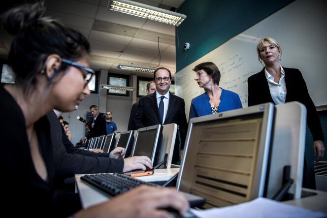 Le président François Hollande rend visite à la Grande Ecole du numérique, à Paris, le 3 octobre 2016.