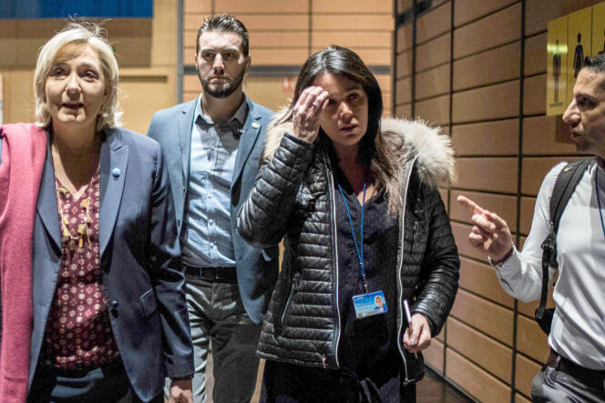 Marine Le Pen accompagnée de  sa chef de cabinet de Catherine Griset (à droite) à Lyon le 22 février.