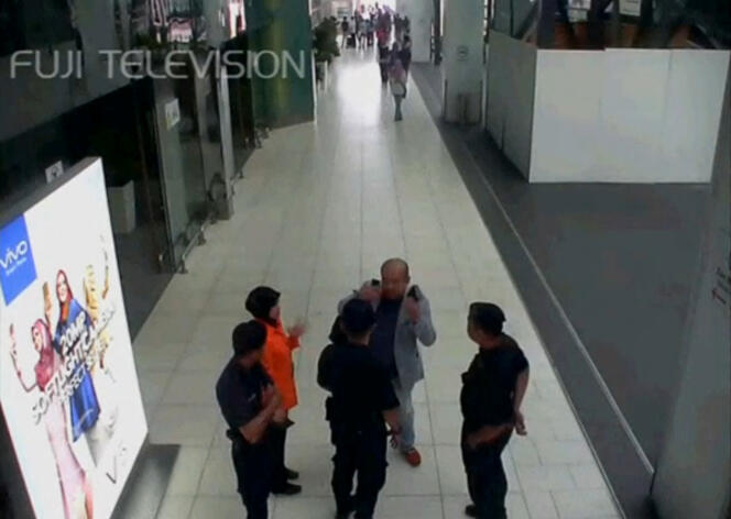 Une image tirée d’une caméra de surveillance montre un homme supposé être Kim Jong-nam, discutant avec un agent de sécurité, après avoir été accosté par une femme à l’aéroport international de Kuala Lumpur, en Malaisie.