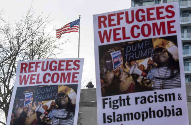Une manifestation devant le consulat américain de Toronto, le 4 février. En raison du climat politique hostile aux réfugiés créé par l’élection de Donald Trump aux Etats-Unis, beaucoup choisissent de passer clandestinement au Canada pour y déposer leur demande d’asile.