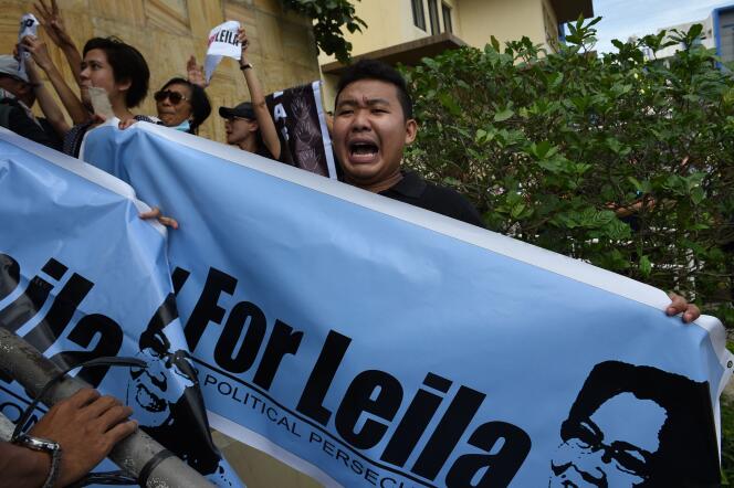 Des partisans de la sénatrice Leila De Lima, le 24 février devant le tribunal de Muntinlupa, en banlieue de Manille.
