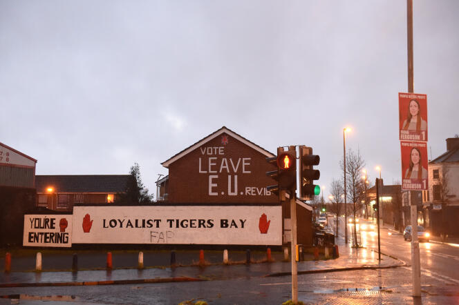 Affiches électorales dans le quartier de Tigers Bay, à Belfast, le 6 février.