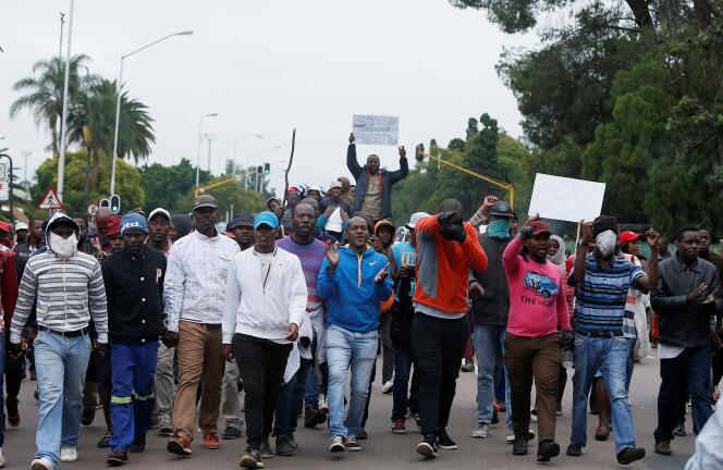 Des citoyens sud-africains crient des slogans lors d’une manifestation anti-immigrés organisée à Pretoria, la capitale, le 24 février 2017.