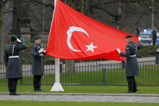 Des soldats allemands hissent le drapeau turc après la présentation des lettres de créance de l’ambassadeur turc en Allemagne, Ali Kemal Aydin, au président allemand, Joachim Gauck, le 13 décembre 2016.