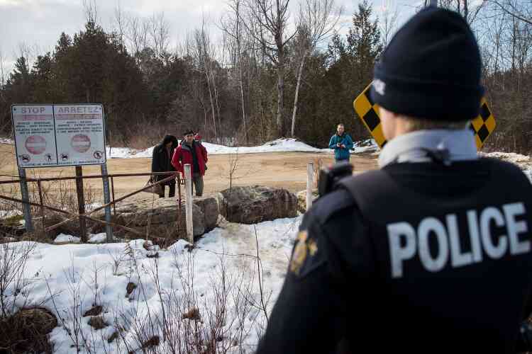 Un couple prétendant être de Turquie devant un officier de la gendarmerie royale du Canada, avant de traverser la frontière entre les Etats-Unis et le Canada, le 23 février à Hemmingford, au Québec.