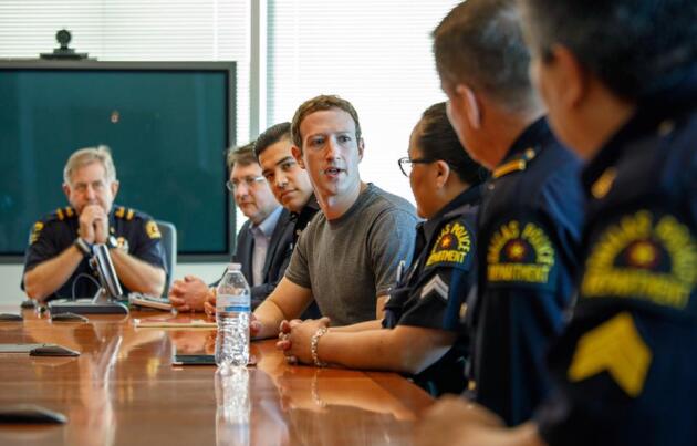 Mark Zuckerberg avec des policiers, à Dallas.