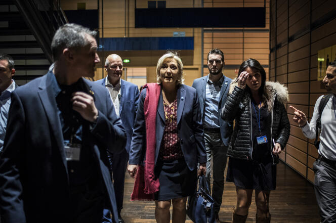Marine Le Pen, entourée de son garde du corps Thierry Légier (à sa droite) et de sa chef de cabinet Catherine Griset, à Lyon, le 4 février.