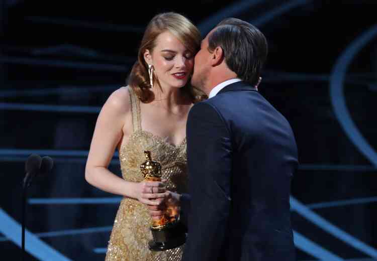 Leonardo DiCaprio félicite Emma Stone venue recevoir son Oscar de la meilleure actrice pour « La La Land ».