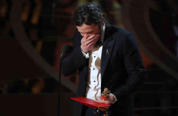 Casey Affleck au bord des larmes lorsqu’il reçoit l’Oscar du meilleur acteur pour son rôle dans « Manchester by the Sea ».