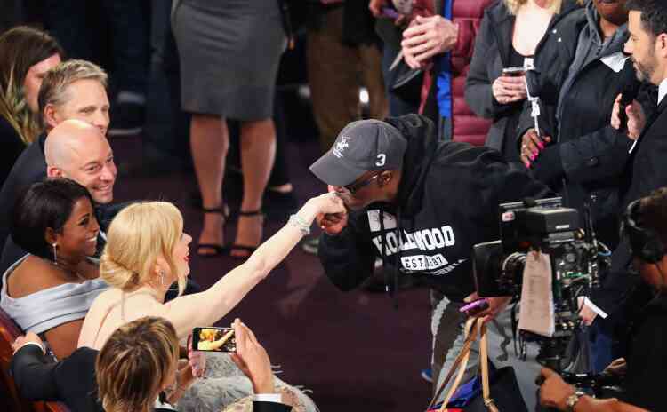 Certains, comme cet homme qui embrasse la main de Nicole Kidman, en ont profité pour rencontrer leurs idoles.