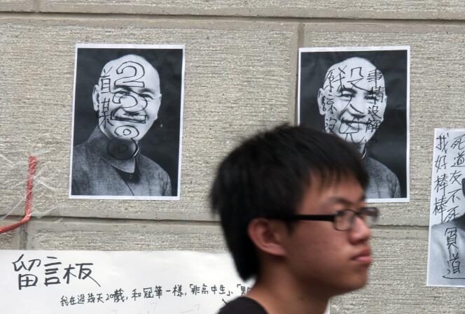 Sur les murs de Taipei, des portraits de l’ancien dictateur Tchang Kaï-chek portant l’inscription « 2.28 », en référence au massacre du 28 février 1947.