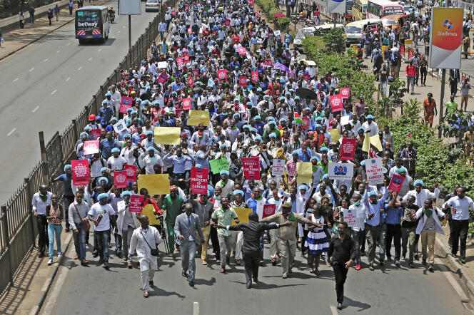 Le 30 janvier 2017, à Nairobi, manifestation des médecins et des infirmières, en grève depuis début décembre 2016, pour demander une hausse des salaires au gouvernement.