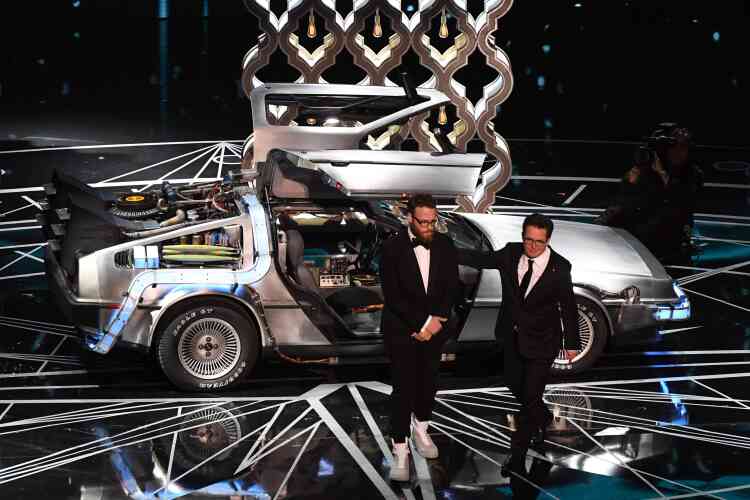 Michael J. Fox et Seth Rogen arrivent à bord d’une DeLorean.