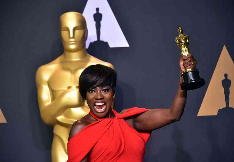 Viola Davis, 51 ans, s’est vu décerner son premier Oscar pour le meilleur second rôle dans « Fences » réalisé par Denzel Washington.