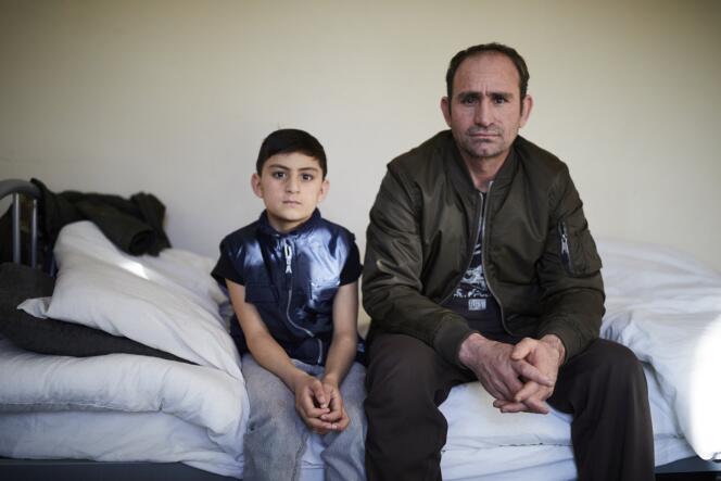 Wali Khan Norzai, 9 ans, et son père Said, 40 ans, réfugiés afghans dans leur chambre à Derby, 200 km au nord de Londres