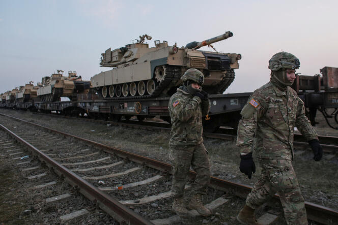 Soldats américains près de chars M1 Abrams, à Mihail Kogalniceanu Air Base, en Roumanie, le 14 février.