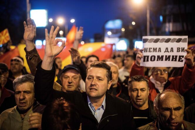 Manifestation à Skopje, le 28 février, contre un accord de coalition passé entre l’opposition social-démocrate et les partis albanais pour faire de l’albanais la seconde langue officielle du pays.