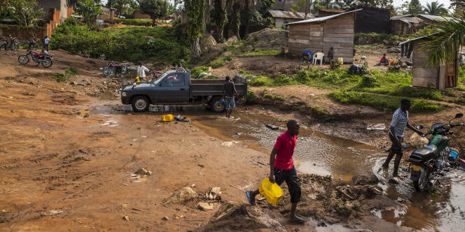 Des habitants de Beni, à l’est de la République démocratique du Congo (RDC), nettoient leur véhicule.