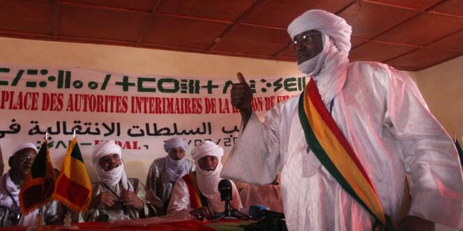Hominy Belco Maïga, l’un des vice-présidents de la région, félicite Hassan Ag-Fagaga (au centre), nouveau gouverneur intérimaire de Kidal, dans le nord du Mali, le 28 février 2017.