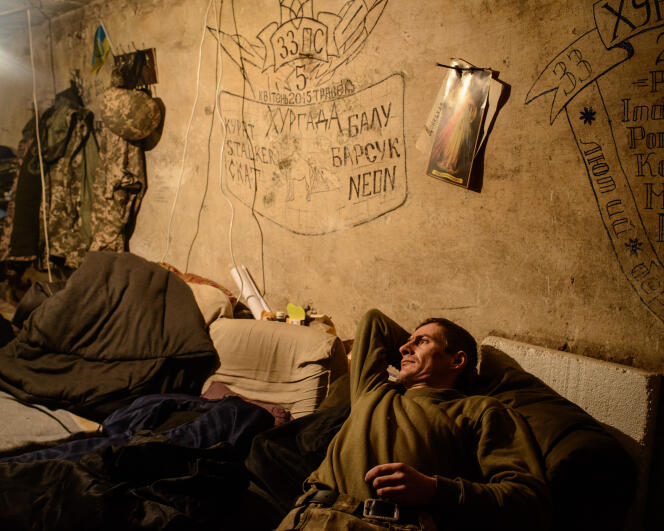 Un soldat ukrainien se repose dans la base aérienne Zenit, près d’Avdiivka .