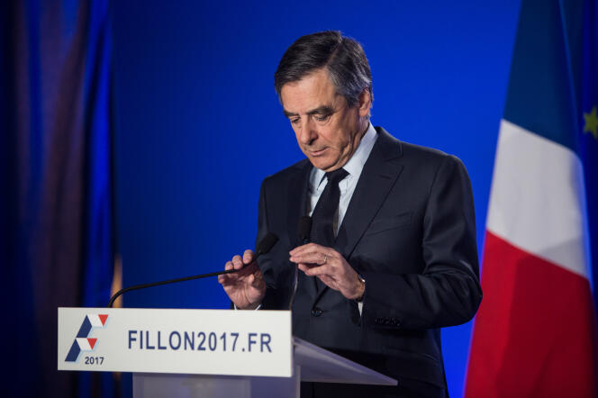 Le 1er mars, François Fillon fait une déclaration dans son QG de campagne de Paris, à la presse et aux Français, suite à l'annonce de sa convocation par des juges d'instruction le 15 mars. Il affirme qu'il poursuit sa campagne.