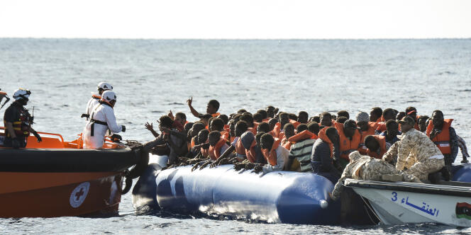 Opération de secours de migrants au large de la Libye en route vers l’Italie en novembre 2016.