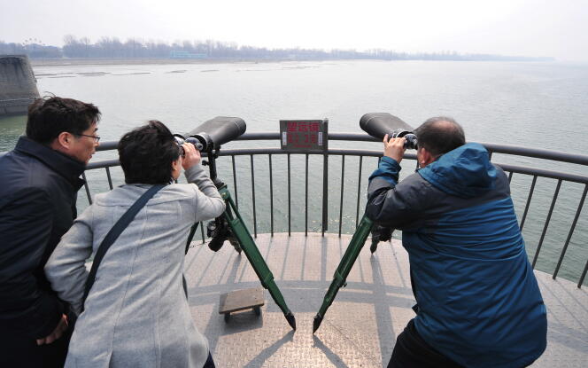 Des visiteurs scrutent la Corée du Nord, en 2009, depuis la ville frontalière chinoise de Dandong, où sont installées des sociétés écrans nord-coréennes selon l’ONU.
