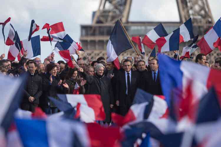 François Fillon, accompagné par son épouse, à la fin de son discours qui a duré plus de trente minutes.