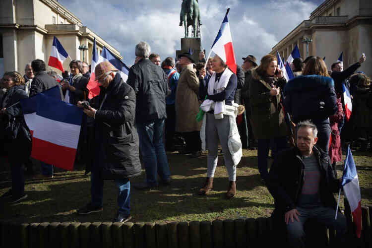Des bus et des trains ont été réservés pour permettre aux militants de se rendre à Paris, dimanche, pour soutenir François Fillon.