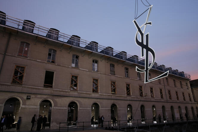 Le logo d’Yves Saint Laurent avant la présentation de la collection femmes printemps/été 2017, lors de la Fashion Week de Paris, le 27 septembre 2016.