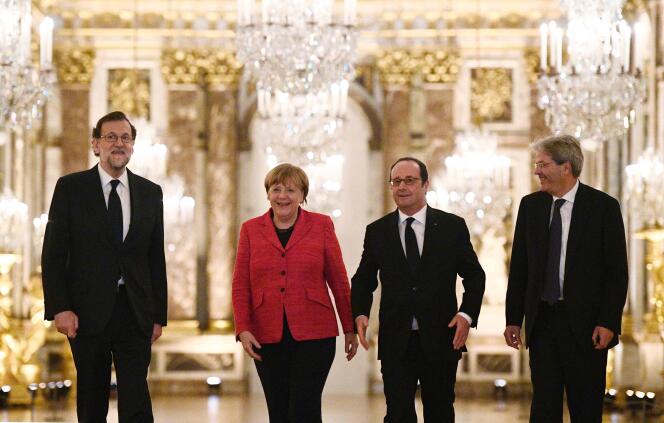 Le chef du gouvernement espagnol, Mariano Rajoy, la chancelière allemande, Angela Merkel, le président français, Francois Hollande, et le président du conseil italien, Paolo Gentiloni (de gauche à droite), dans la galerie des glaces à Versailles, le 6 mars.