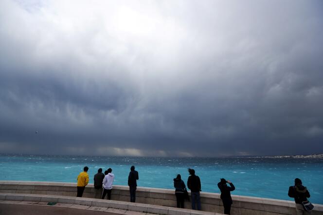 La tempête vue depuis Nice, lundi 6 mars. Le département des Alpes-maritimes est placé en vigilance orange, lundi soir, par Météo France.