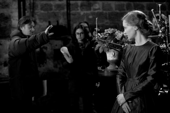 Le réalisateur japonais Kiyoshi Kurosawa, avec l’actrice Constance rousseau, sur le tournage du « Secret de la chambre noire » à  Saint-Maur-des-Fossés (Val-de-Marne) en avril 2015.