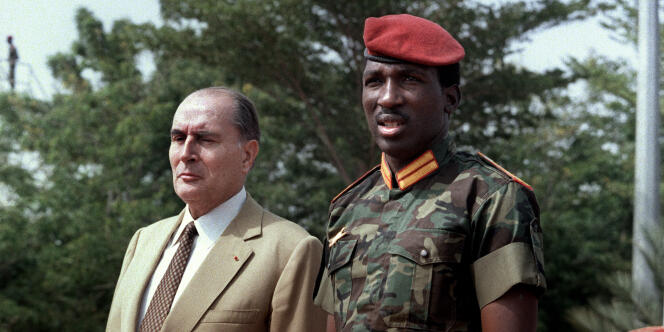 Le président du Burkina Faso, Thomas Sankara, et son homologue français, Francois Mitterrand, à l’aéroport de Ouagadougou, le 17 novembre 1986.