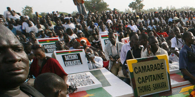 Des Burkinabés se retrouvent autour de la tombe de Thomas Sankara, le 15 octobre 2007, à Ouagadougou.