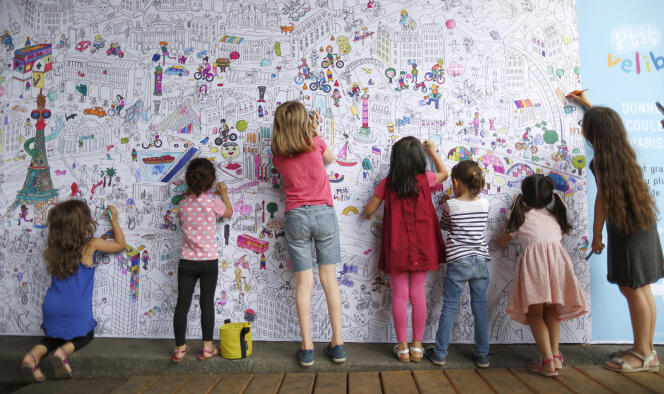 Des jeunes filles colorient une carte de « Paris Plages » à Paris, le 20 juillet 2015.