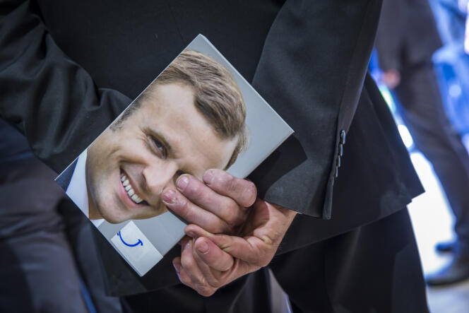 Séance de dédicace de son livre « Révolution » par Emmanuel Macron à Brive-La-Gaillarde le 25 février.