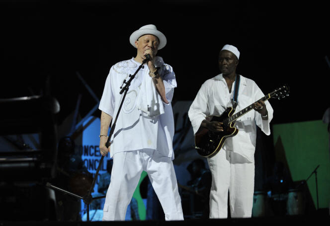 El cantante maliense Salif Keita, en concierto el 30 de julio de 2011 en Abiyán, Costa de Marfil.