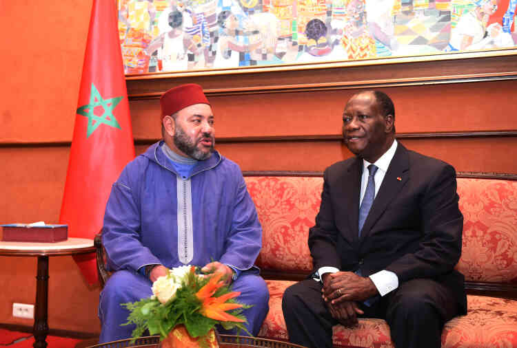 Vendredi 24 février, le président ivoirien Alassane Ouattara a accueilli Mohammed VI, accompagné du Prince Moulay Ismail, à l’aéroport d’Abidjan. Alors qu’elle devait durer cinq jours, cette visite « de travail et d’amitié » s’est prolongée jusqu’au 7 mars.
