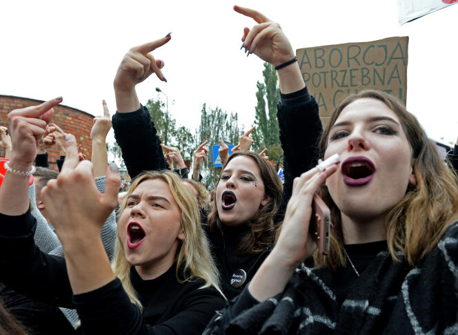 Manifestation de femmes en Pologne, le 3 octobre 2016, en opposition à un projet d’interdiction totale de l’avortement.