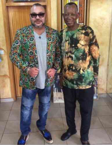 Le 28 février, le styliste burkinabè Pathé’O a accueilli le monarque dans son atelier du quartier de Treichville, à Abidjan. Le créateur de mode était l’un des préférés de Nelson Mandela. C’est ce jour-là que Mohammed VI a décidé de prolonger son séjour en Côte d’Ivoire.