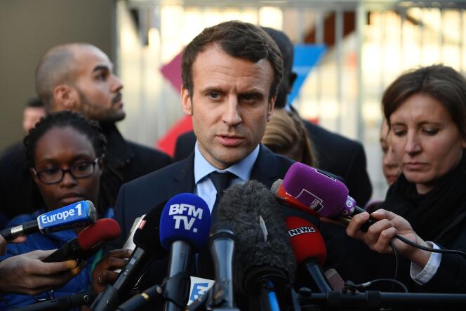 Le candidat d’En marche !, Emmanuel Macron, le 7 mars, aux Mureaux.