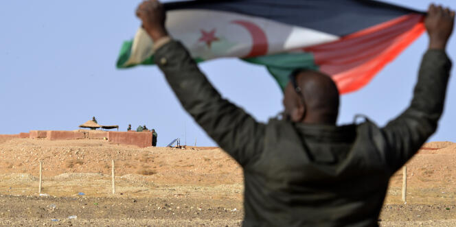 Un Sahraoui brandit le drapeau du Front Polisario à Al-Mahbes, près de la frontière marocaine, en février 2017.