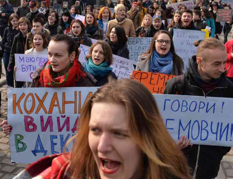 Des militants et militantes féministes ukrainiennes à Lviv.