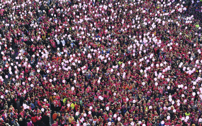 Des milliers de personnes partícipe en una manifestación contra la violencia en el jardín de mujeres en el centro de Turín, en Italia, el 5 de marzo de 2017.